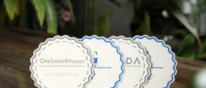 Dole Bardak Altlığı: Şıklık ve Dayanıklılığın Buluştuğu Nokta