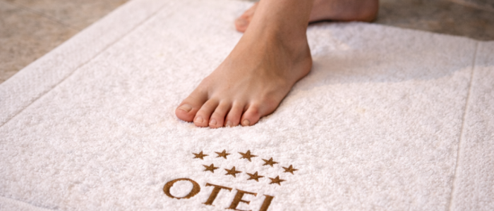 Otel Ayak Havlusu ile Hijyen ve Güven Algısı Oluşturmanın 4 Etkili Yolu